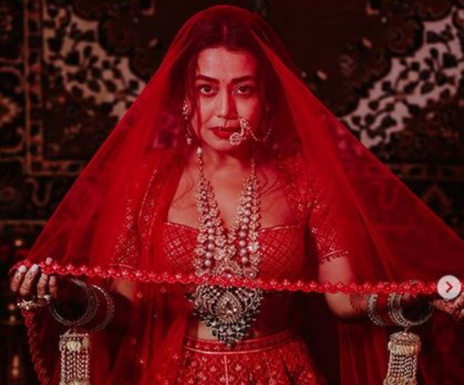 Neha Kakkar Bride Look : लाल जोड़े में किसी महारानी से कम नहीं लग रहीं नेहा कक्कड़, देखें तस्वीरें